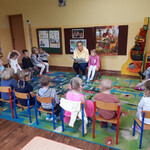 Mama Oli czyta dzieciom książkę pt. 7 uczuć małej Zosi