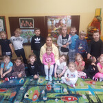 Zdjęcie grupowe dzieci z panią Adą mamą Oli.