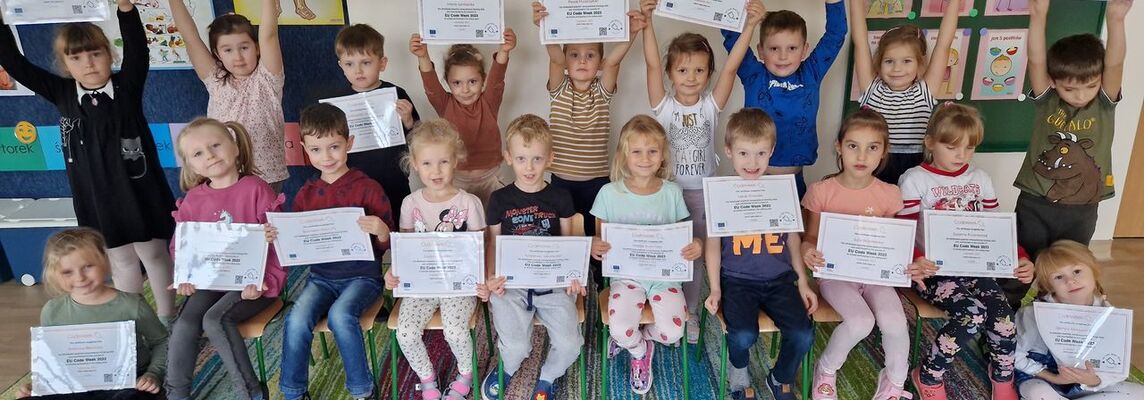 Dzieci prezentują certyfikaty CodeWeek 2023.