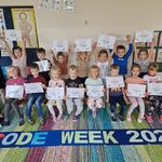 Dzieci prezentują certyfikaty CodeWeek 2023.