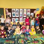 Dzieci stoją przy tablicy. - Dzień Postaci z bajek.