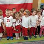 przedszkolaki na tle biało - czerwonej flagi