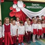 Przedszkolaki śpiewają hymn