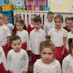 Odświętnie ubrane Przedszkolaki śpiewają hymn