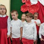 dzieci w narodowych barwach