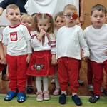 dzieci ubrane w narodowe barwy polskie