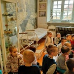 Przedszkolaki poznają wyposażenie dawnego szpitala polowego.