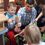 Chłopcy uczą się korzystać z młotka dłuta i imadła.