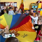 Dzieci bawią się chustą animacyjną.