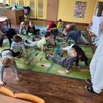 Dzieci odwzorowują figure z obrazka.