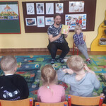 Pan Andrzej pokazuje dzieciom książkę