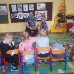 Tato Władka czyta dzieciom opowiadanie