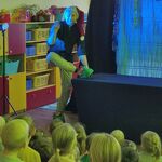 dzieci oglądają spektakl teatralny