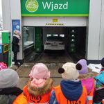 samochód wjeżdża do myjni automatycznej