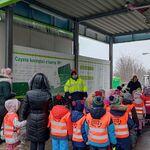 przedszkolaki oglądają myjnię ręczną