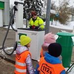 pracownica pokazuje dzieciom kompresor