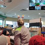 przedszkolaki patrzą co widać na monitoringu
