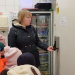 kobieta otwiera drzwi do chłodni
