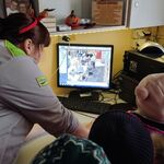 dzieci oglądają monitoring w biurze pani kierowniczki