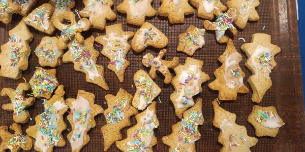 taca z udekorowanymi ciasteczkami w świątecznych kształtach.jpg