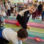 Dzieci spacerują ze swoimi pluszowymi kotkami.