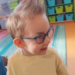 chłopiec prezentuje fryzurę wykonaną prze fryzjerkę