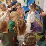 dzieci sprawdzają działanie suszarki do włosów