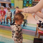 pani fryzjerka robi fryzurę chłopcu