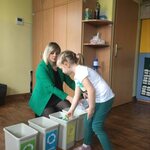 dziecko wrzuca puszkę do pojemnika z metalem.