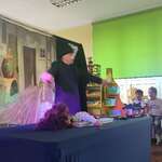 aktor - ptak i marionetka leżąca na stole