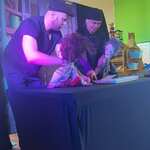 dwóch aktorów z marionetkami