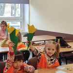 dziewczynki pokazują swoje kwiaty z origami