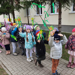 Dzieci wracają do przedszkola z kwiatami i gaikiem.