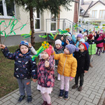 Dzieci z kwiatami i gaikiem wychodzą z przedszkola_ aby powitać pierwszy dzień wiosny.