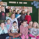 zdjęcie grupowe dzieci z panią Martą