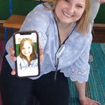 kobieta pokazuje swoje zdjęcie przerobione w aplikacji 