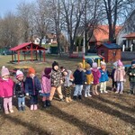 dzieci ustawione w szeregu na placu zabaw.