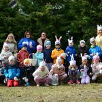 zdjęcie grupowe dzieci ze znalezionymi jajkami