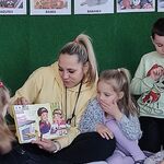 kobieta i dziewczynka pokazują ilustrację z książki