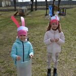 dziewczynki pokazują znalezione czekoladowe jajka