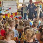 Pani muzyk tańczy z dwójką dzieci
