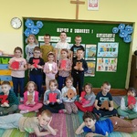 Grupa dzieci pozuje z napisem Dzień Czekolady.