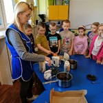 Przedszkolaki przyglądają się_ jak p. Ewa demonstruje składniki ciasta czekoladowego.