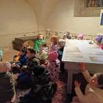 Starszaki siedzą w jednym z podziemnych  pomieszczeń.