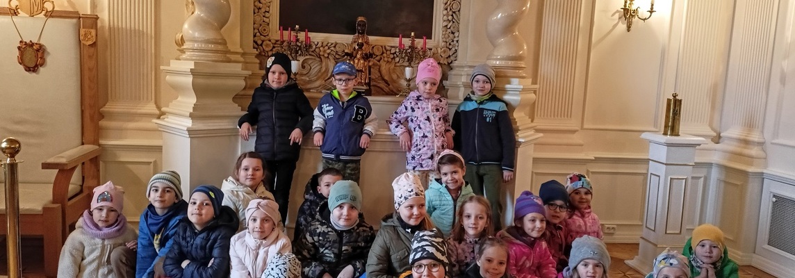 Grupa dzieci pozuje w byłej kaplicy hetmana Branickiego.