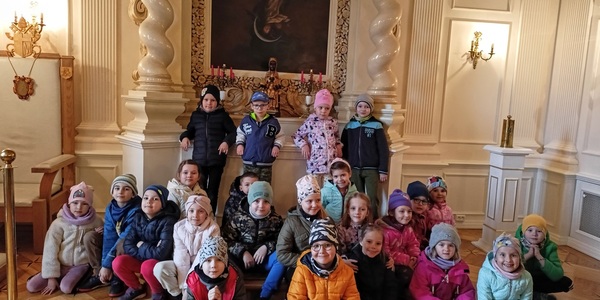Grupa dzieci pozuje w byłej kaplicy hetmana Branickiego.