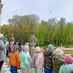 P. B. 4 Dzieci oglądają ogród pałacowy z wysokości tarasu..jpg