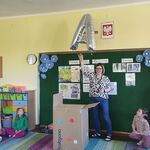 nauczycielka z balonem w kształcie litery A wokół dzieci
