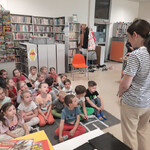 Bibliotekarka opowiada dzieciom_ w jaki sposób można zapisać się do biblioteki.