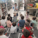 Bibliotekarka opowiada dzieciom jak należy szanować książki.